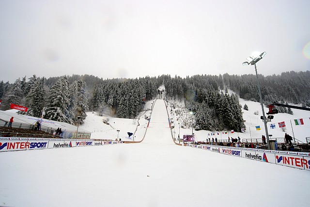 http://www.skijumping.pl/newsy/zdjecia/powieksz/engel_skocznia_dzien_2008-12-20_12-41-08.jpg