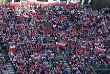 „Nie liczy się nawet wynik – najważniejsze jest to, żeby tu być” – polscy kibice podbijają Wisłę