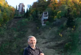 Koba Cakadze na tle skoczni w Bakuriani