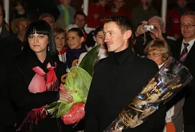 Iza i Adam Małyszowie  wśród wiślańskich kibiców