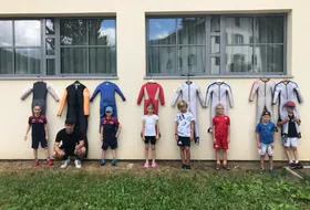 Jeno Farinon z młodymi skoczkami