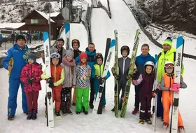 Uczestnicy FIS Campu przed skoczniami Wisła-Centrum