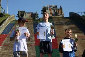 Stoją od lewej: Łukasz Podżorski, Michał Milczanowski i Mateusz Hulbój