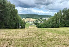 Widok ze stoku narciarskiego w Tumlinie