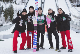 Ryoyu Kobayashi ze sztabem trenerskim