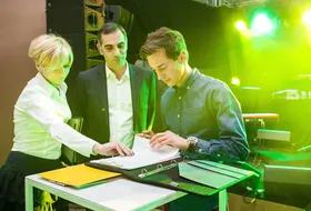 Kamil Stoch podpisuje umowę