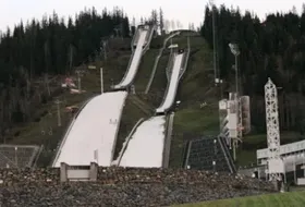 Skocznie w Lillehammer bez śniegu