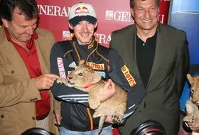 Adam Małysz z lwem Generali