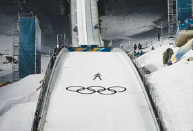 Skoczek w locie na igrzyskach