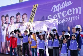 Młodzi skoczkowie z kaskami od Milki