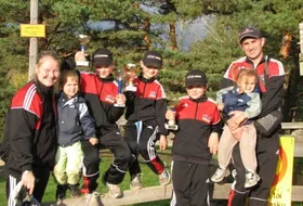 Rodzeństwo Okas z rodzicami