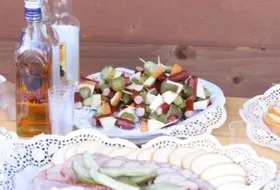 Oscypki i śliwowica na polskim stole