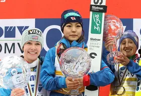 Sarah Hendrickson, Sara Takanashi i Daniela Iraschko-Stolz