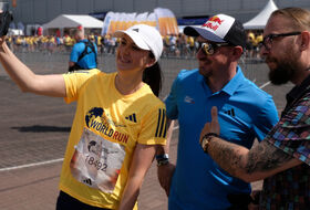 Monika Pyrek i Adam Małysz z fanem