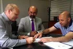 Pekka Niemelae podpisuje kontrakt