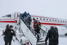 Polscy skoczkowie wsiadający do samolotu