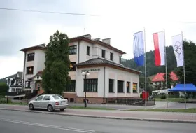 Flagi przed Urzędem Miasta Szczyrk