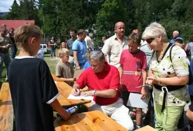 Apoloniusz Tajner rozdaje autografy