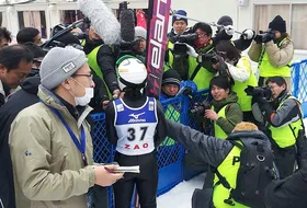 Sara Takanashi z dziennikarzami