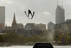 Skok na nartach wodnych