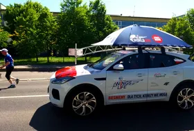 Adam Małysz ścigający biegaczy