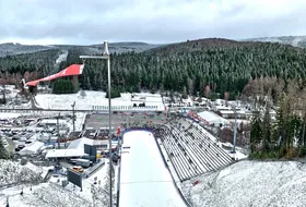 Wiatr na skoczni w Klingenthal