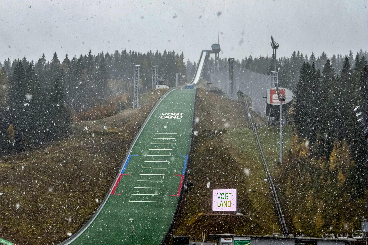 LGP w Klingenthal: 11 drużyn na starcie finałowego mikstu. Seria próbna odwołana