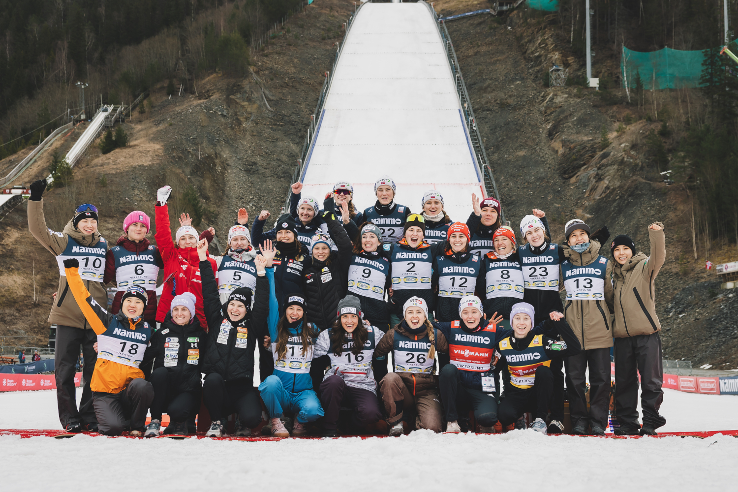 Skoczkinie po lotach w Vikersund