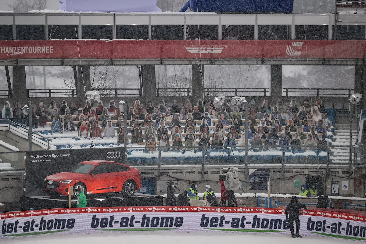 Oberstdorf - kibice z kartonu